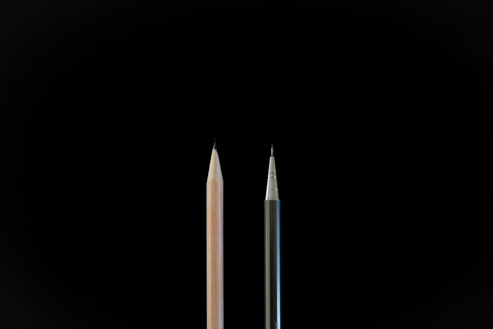 A comparison chart showing risks associated with traditional vs. metal credit cards